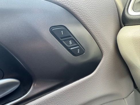 Used 2024 Chrysler Pacifica Touring-L image 40