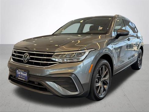 Used 2023 Volkswagen Tiguan SE FWD image 2