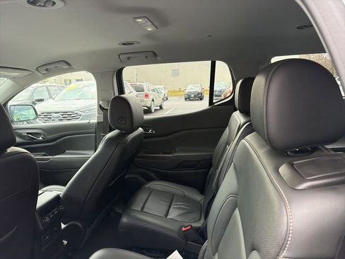 Used 2023 GMC Acadia SLT image 15