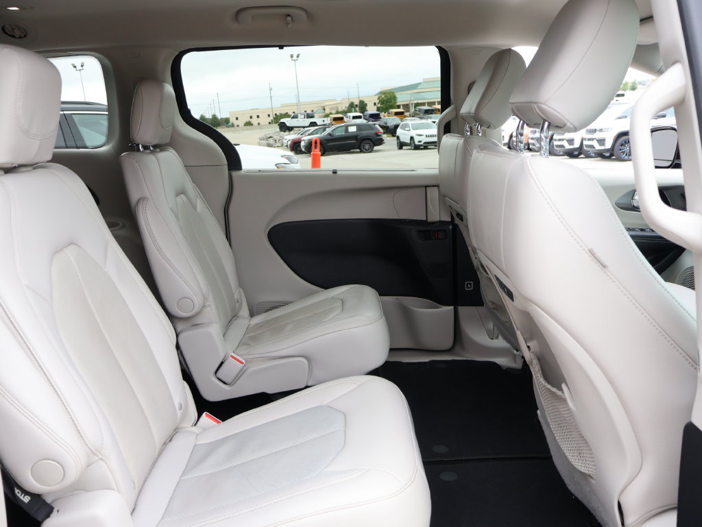 Used 2021 Chrysler Pacifica Touring-L FWD image 10