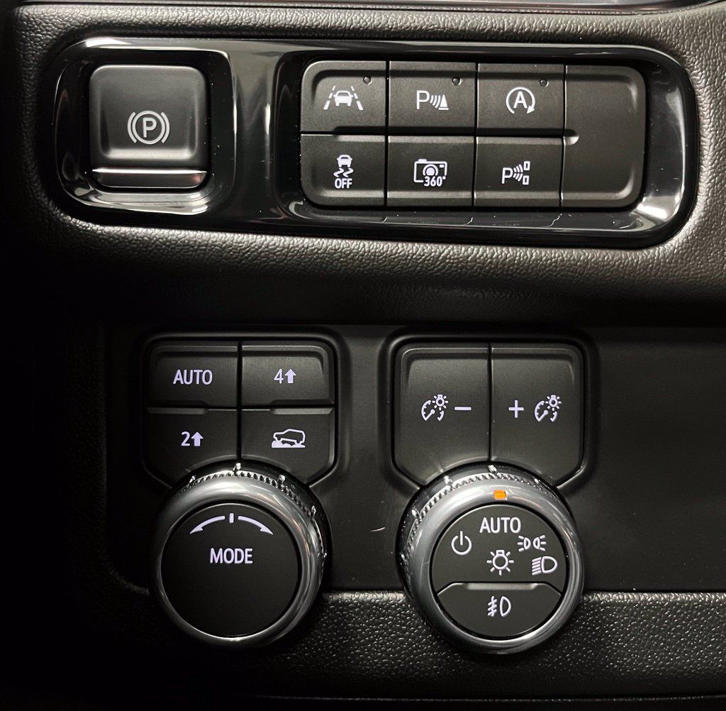 Used 2026 GMC Yukon Denali w/ Sun & Power Step Package AWD/4WD image 33