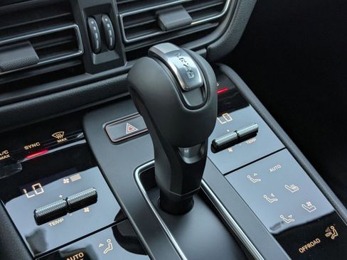 New 2026 Porsche Macan image 20