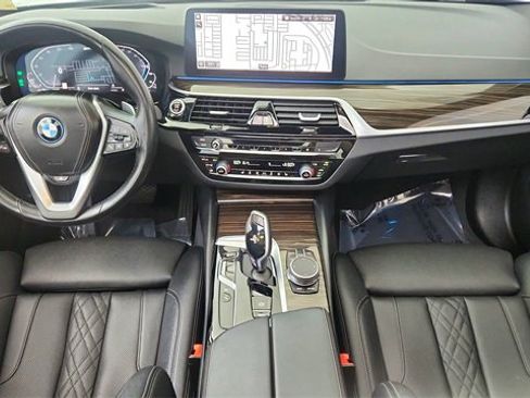 Used 2023 BMW 530e xDrive w/ Premium Package image 90