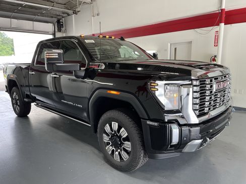 New 2026 GMC Sierra 2500 Denali w/ Denali Reserve Package AWD/4WD image 3