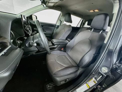 Used 2023 Toyota Highlander LE AWD/4WD image 12