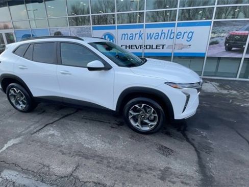 Certified 2024 Chevrolet Trax LT w/ Driver Confidence Package image 9