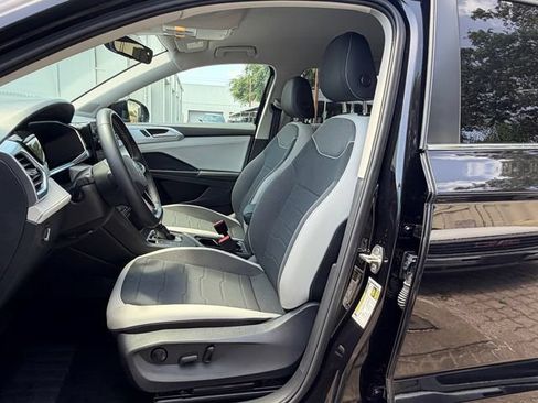 Used 2025 Volkswagen Taos SE w/ Black Wheel Package FWD image 11