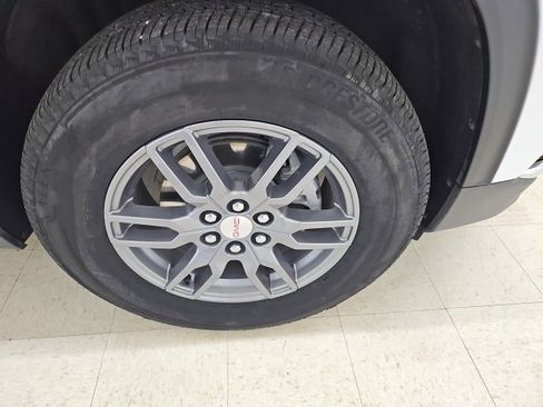 Used 2025 GMC Acadia Elevation image 24