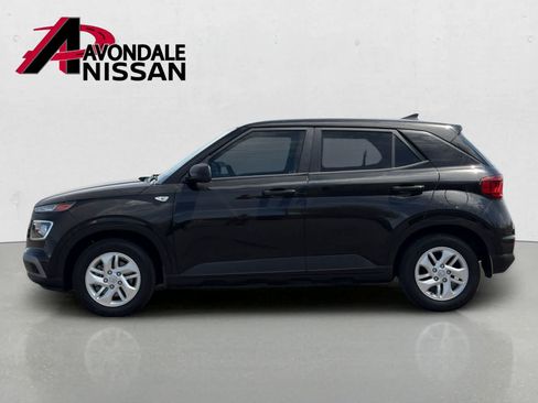 Used 2022 Hyundai Venue SE FWD image 2