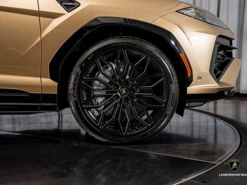 Used 2025 Lamborghini Urus SE image 19