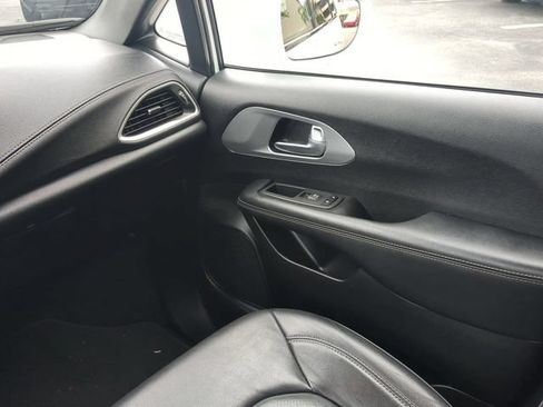 Used 2021 Chrysler Pacifica Touring-L w/ Premium & Safety Sphere Group FWD image 21
