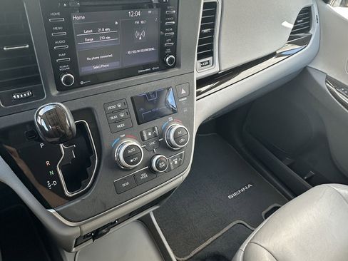 Used 2020 Toyota Sienna XLE FWD image 25