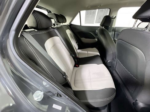 Used 2023 Hyundai Venue SEL image 25