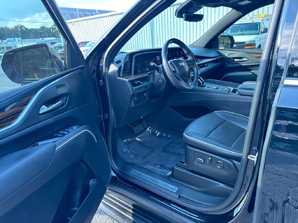 Used 2024 Cadillac Escalade Premium Luxury AWD/4WD image 13