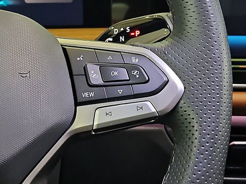 Certified 2026 Volkswagen Tiguan SEL R-Line AWD/4WD image 21