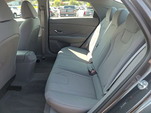 Used 2021 Hyundai Elantra SE FWD image 10