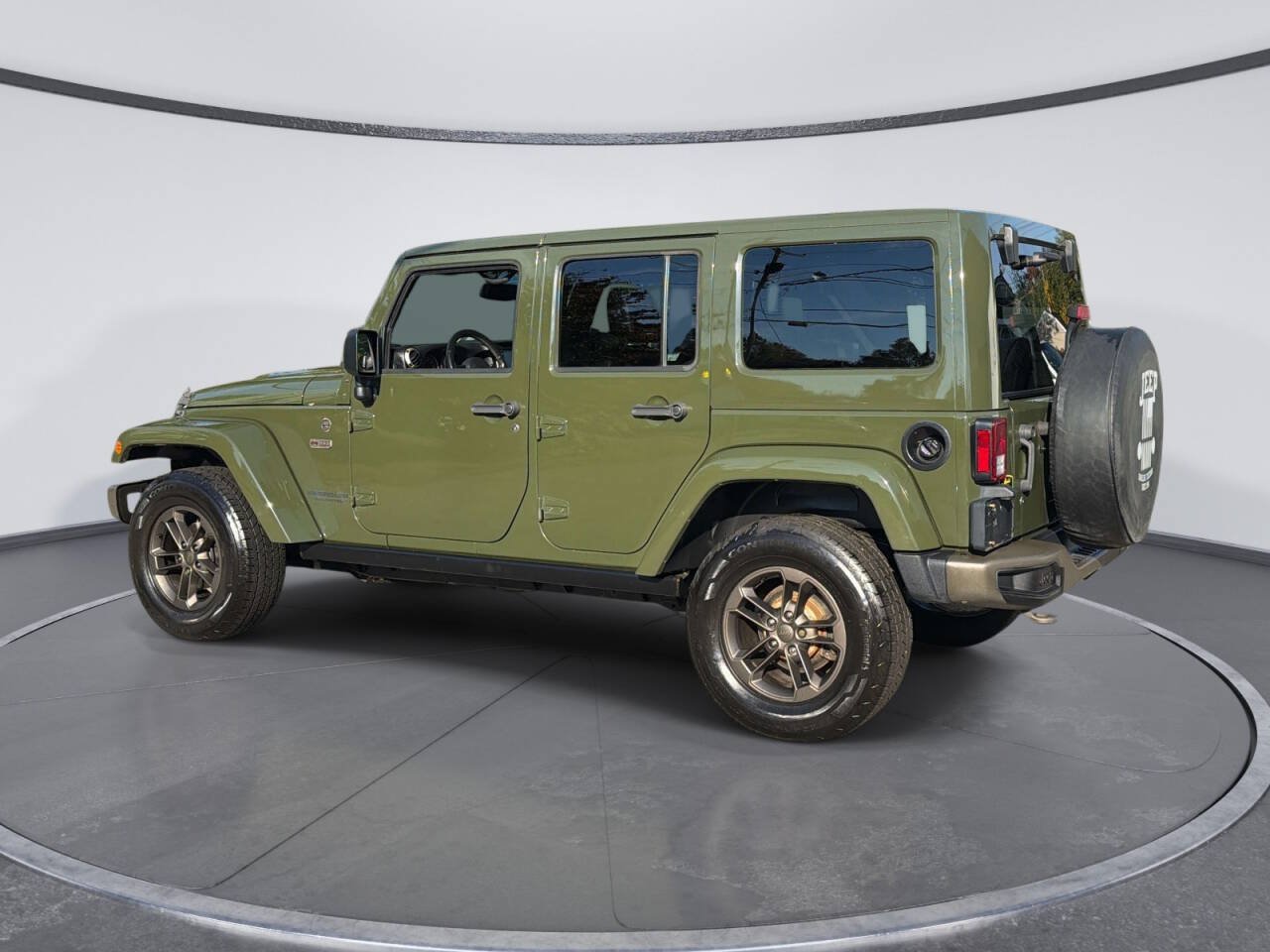 Used 2016 Jeep Wrangler Unlimited Sahara AWD/4WD image 3