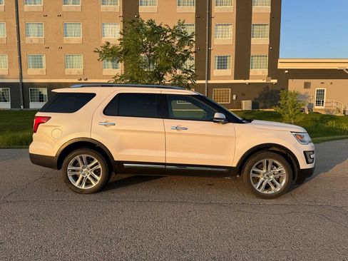 Used 2017 Ford Explorer Limited w/ Equipment Group 301A AWD/4WD image 14