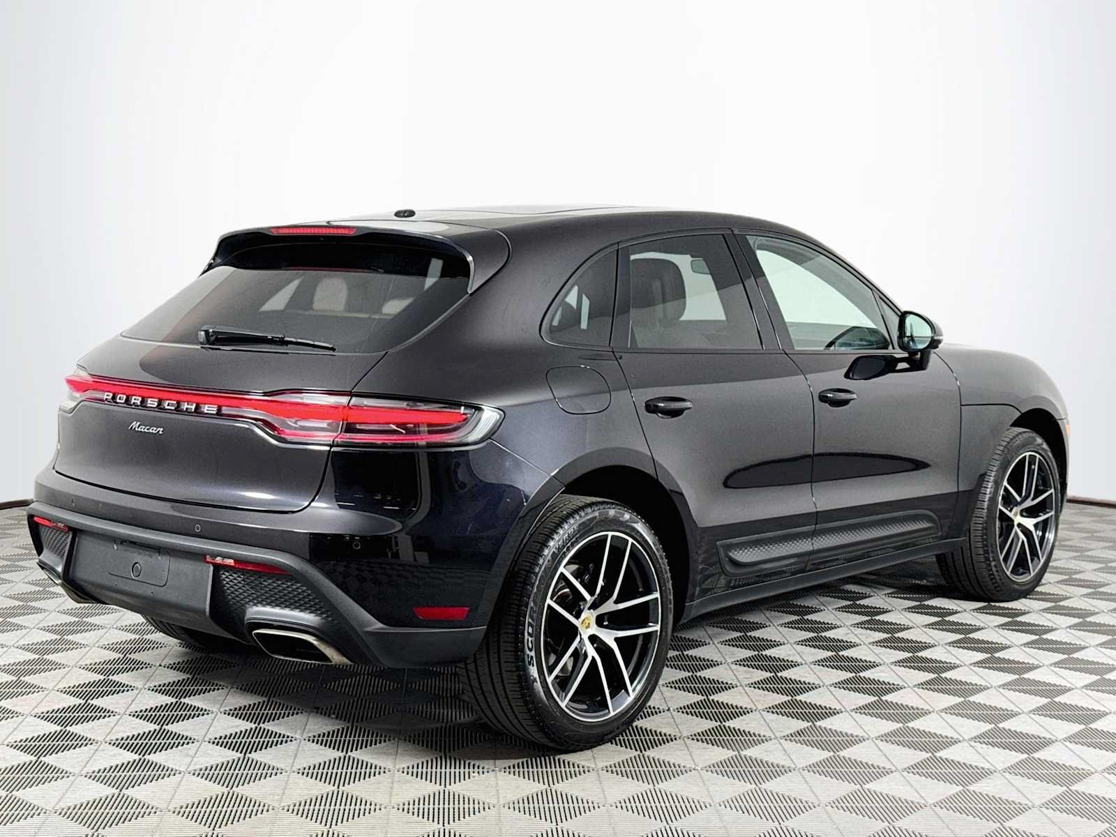 Used 2022 Porsche Macan AWD/4WD image 5
