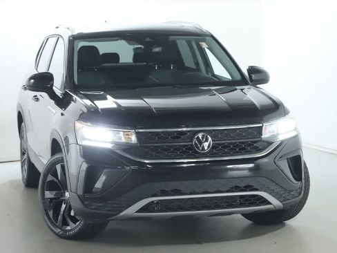 Used 2023 Volkswagen Taos SE FWD image 2