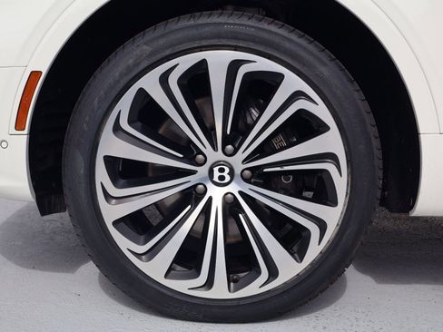 Used 2023 Bentley Bentayga Extended Wheelbase image 14