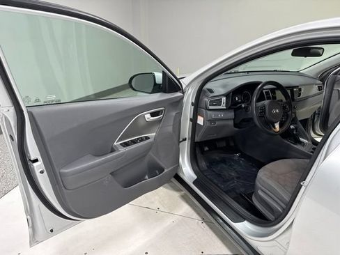Used 2018 Kia Niro FE FWD image 6