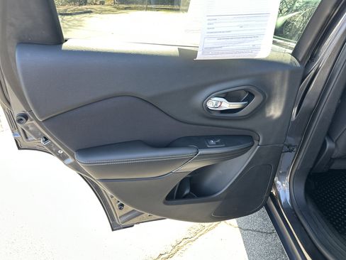 Used 2015 Jeep Cherokee Latitude w/ Comfort/Convenience Group image 23