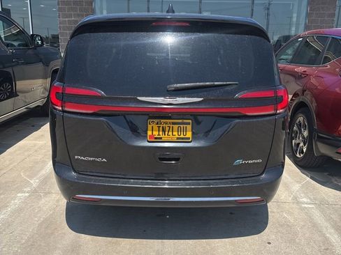 Used 2022 Chrysler Pacifica Limited w/ Uconnect Theater Family Group FWD image 4