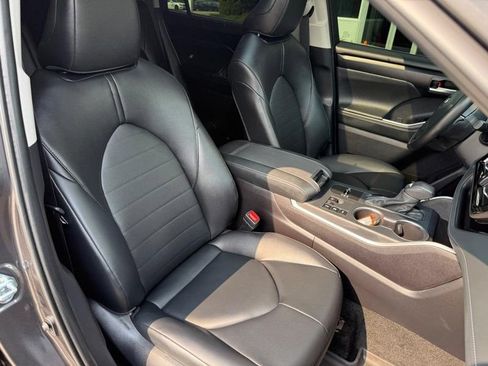 Used 2025 Toyota Highlander XLE AWD/4WD image 11