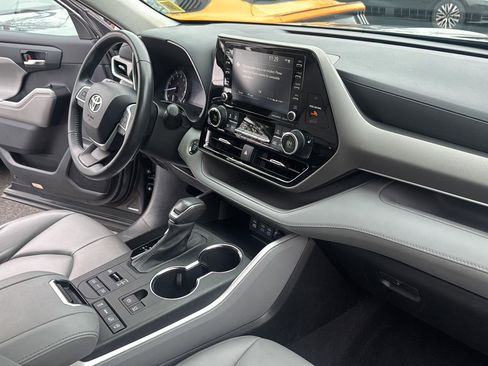 Used 2022 Toyota Highlander XLE image 34