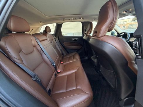Used 2019 Volvo XC60 T5 Momentum w/ Premium Package FWD image 18