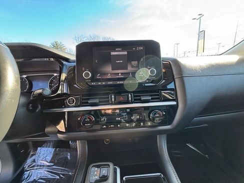 Used 2024 Nissan Pathfinder SV image 14