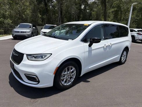 Used 2024 Chrysler Pacifica Touring-L FWD image 5