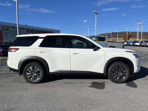 Used 2024 Nissan Pathfinder S image 2