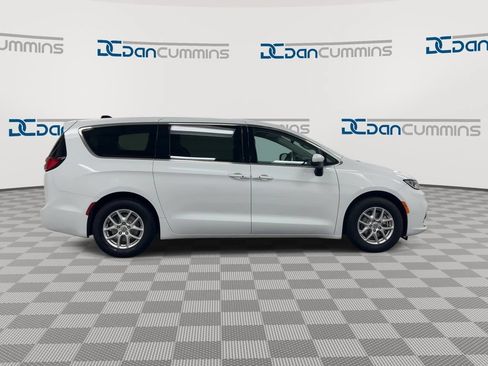 Used 2023 Chrysler Pacifica Touring-L FWD image 9