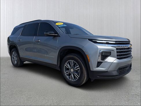 Certified 2025 Chevrolet Traverse LT w/ Driver Confidence Package FWD image 1