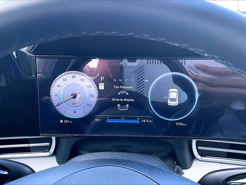 Certified 2025 Hyundai Elantra Limited FWD image 24