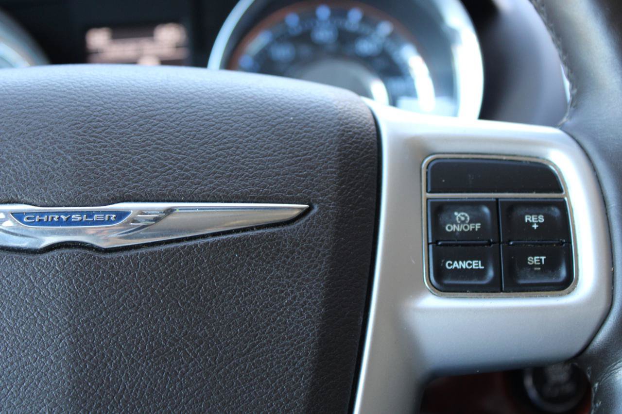 Used 2015 Chrysler Town & Country Touring-L w/ Driver Convenience Group FWD image 19