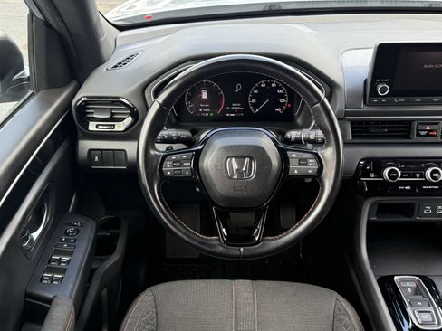 Used 2023 Honda Pilot Sport image 17