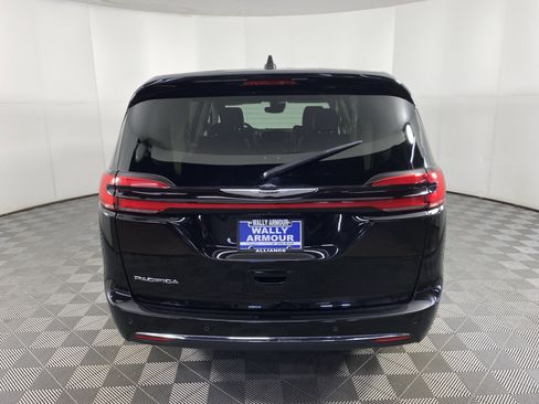 Used 2024 Chrysler Pacifica Touring-L image 8