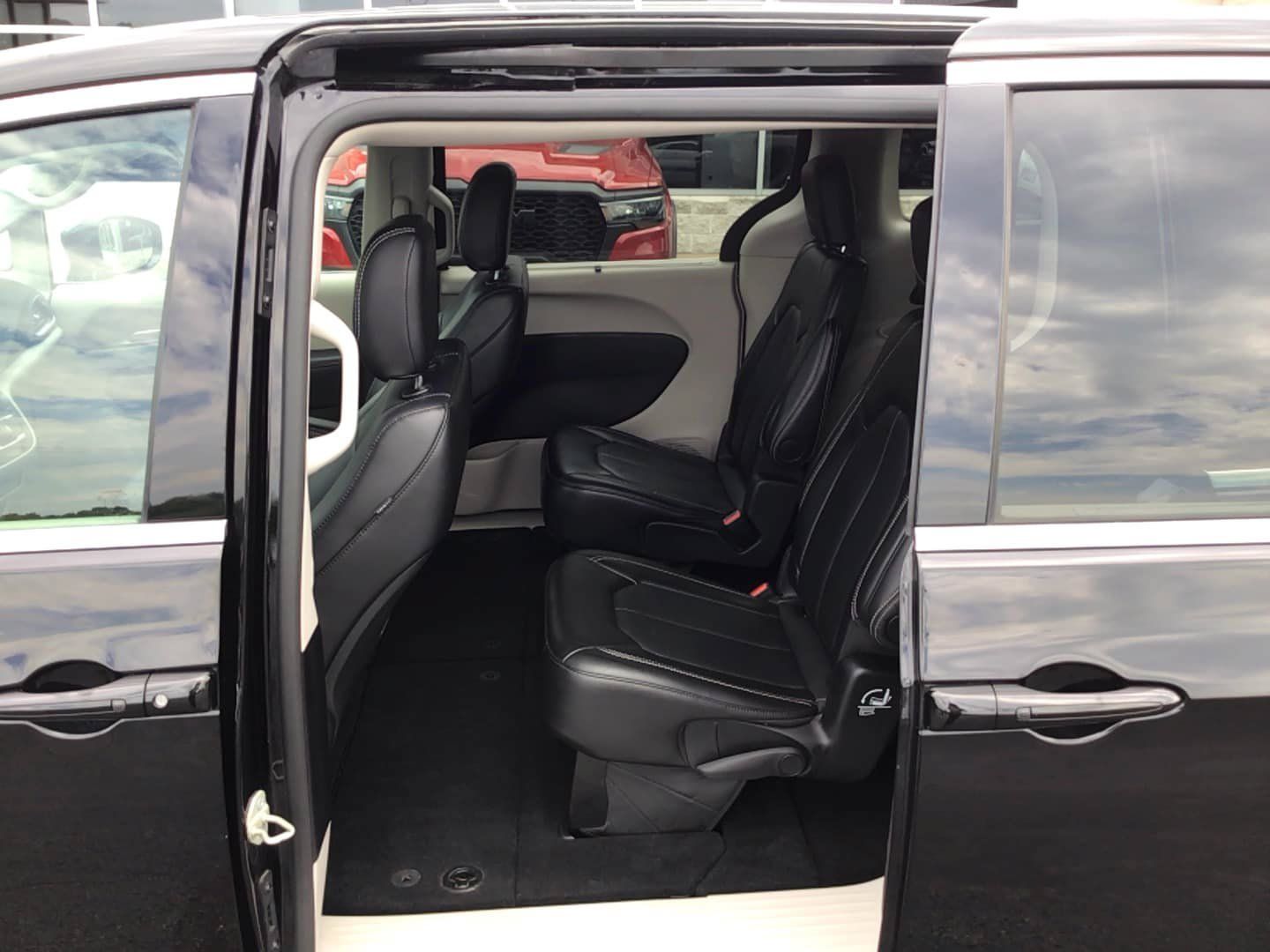 Certified 2024 Chrysler Pacifica Touring-L FWD image 7