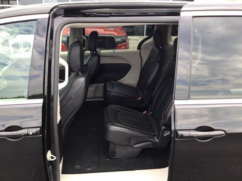 Certified 2024 Chrysler Pacifica Touring-L FWD image 7