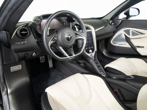 Used 2024 McLaren 750S Spider RWD image 16