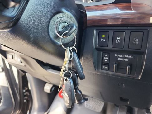 Used 2016 Toyota Tundra Limited image 22