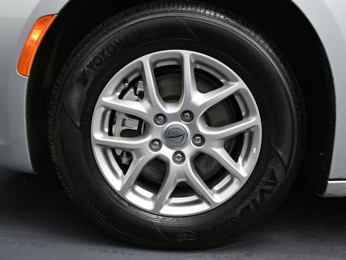 Used 2024 Chrysler Pacifica Touring-L image 11