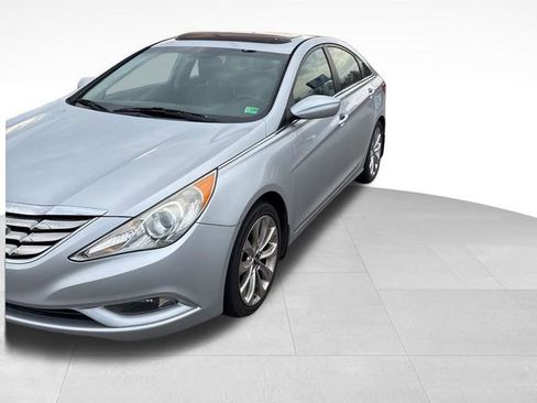 Used 2013 Hyundai Sonata SE w/ Navigation & Sunroof Pkg image 3