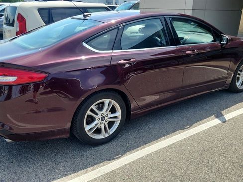Used 2018 Ford Fusion SE w/ Fusion SE Technology Package FWD image 4