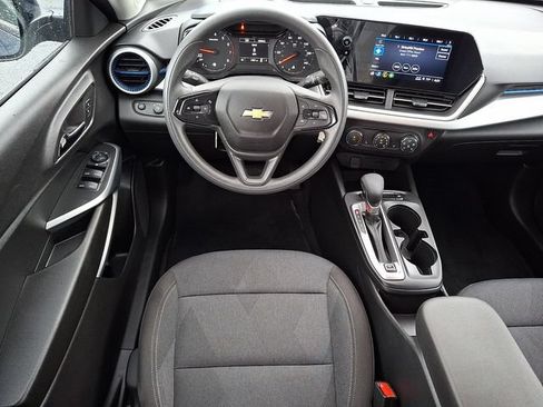 Used 2024 Chevrolet Trax LS w/ LS Convenience Package FWD image 11