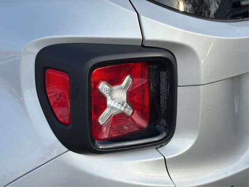 Used 2018 Jeep Renegade Altitude AWD/4WD image 21