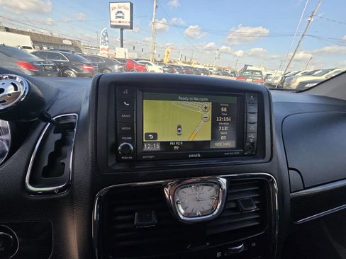 Used 2014 Chrysler Town & Country Touring-L w/ Driver Convenience Group image 20